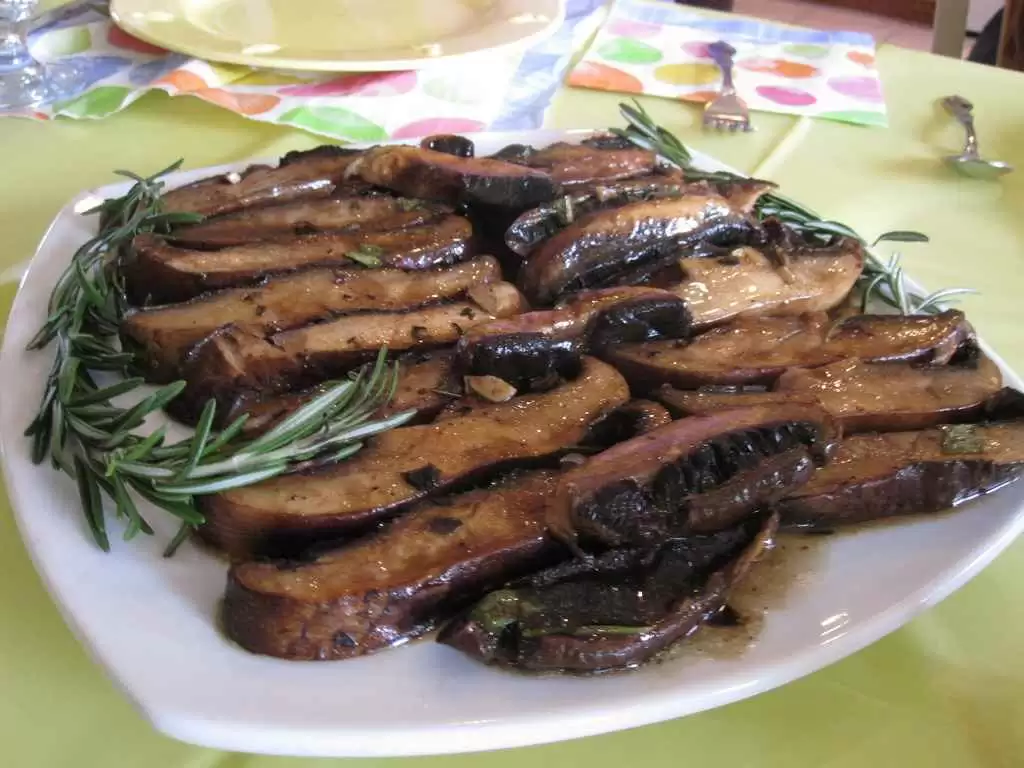 Grilled Portobello Mushrooms (Gluten-Free) - Grilled portobello mushrooms make a tasty treat. Photo: CC-- Goamick