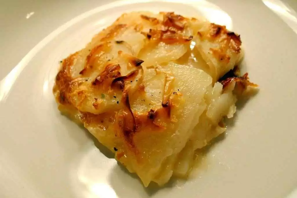 Scalloped Potatoes with Ham and Cheese (Gluten-Free) - Traditional scalloped potatoes benefit greatly from a bit of ham and onion. Photo: CC--Lori L. Saltieri