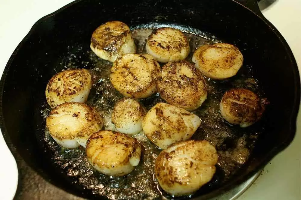 Seared Scallops with Mashed Butternut Squash (Gluten-Free) - Searing scallops. Image: CC--Naotake Murayama