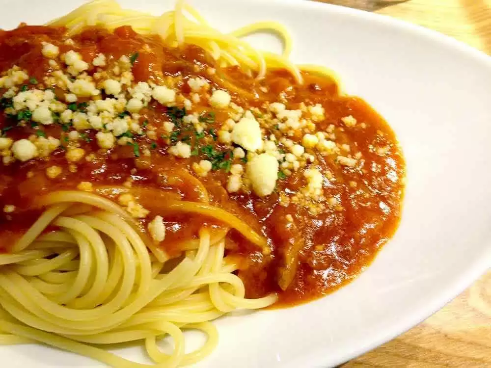 Gluten-Free Spaghetti with No-Cook Pasta Sauce - Image: CC--Bert Kimura