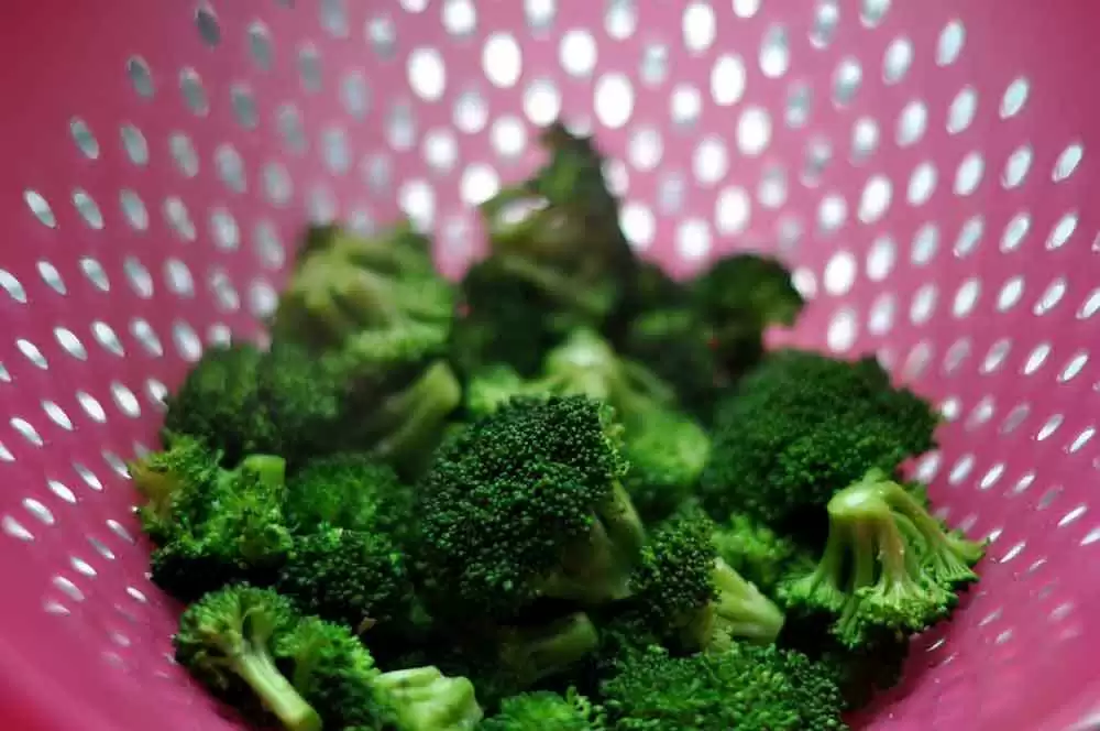 Broccoli with Garlic Butter and Cashews (Gluten-Free) - Image: CC BY-SA 2.0--cyclonebill