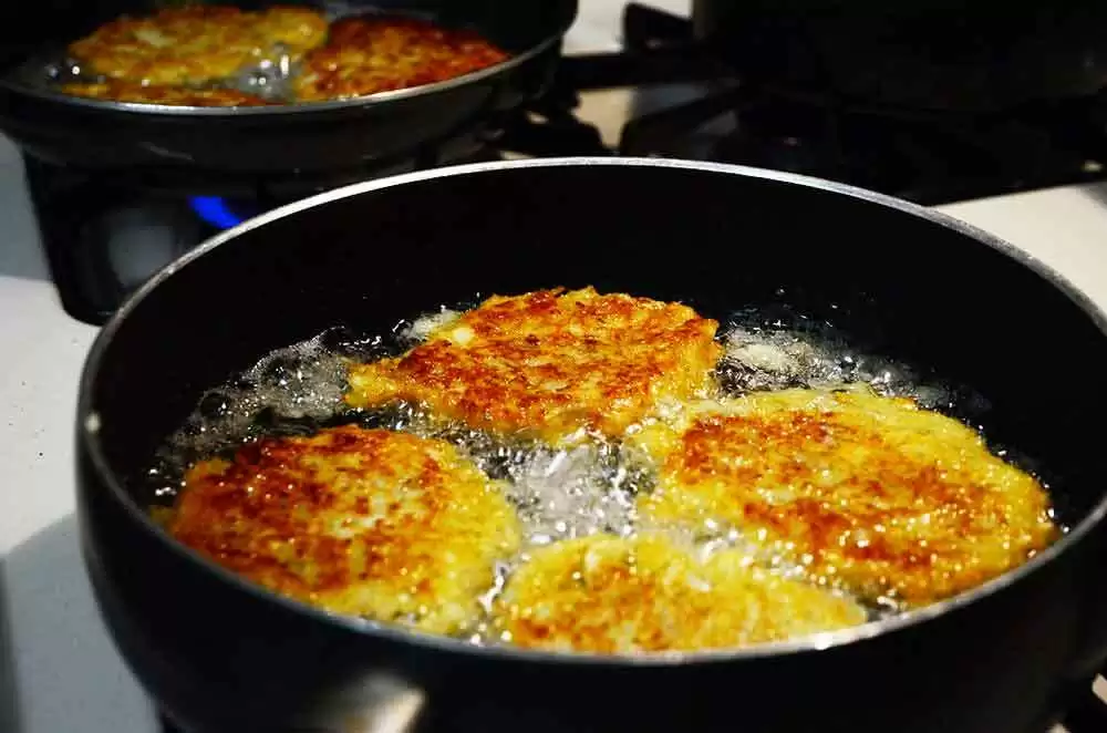 Delightfully Gluten-Free Apple Cheddar Latkes - Image: CC BY 2.0--slgckgc