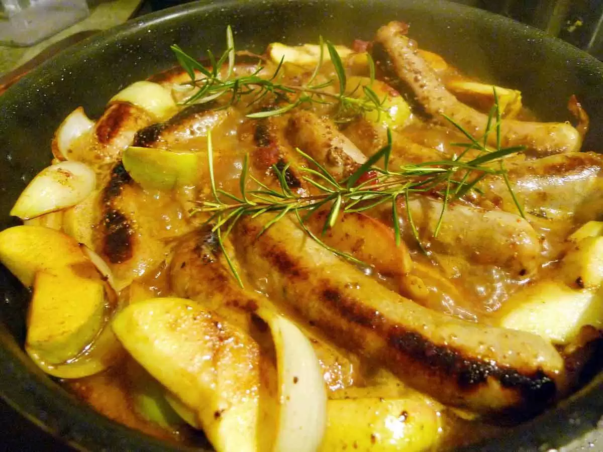 Gluten-Free Roasted Sausage and Apples - Image: CC BY 2.0-- Ruth and Dave