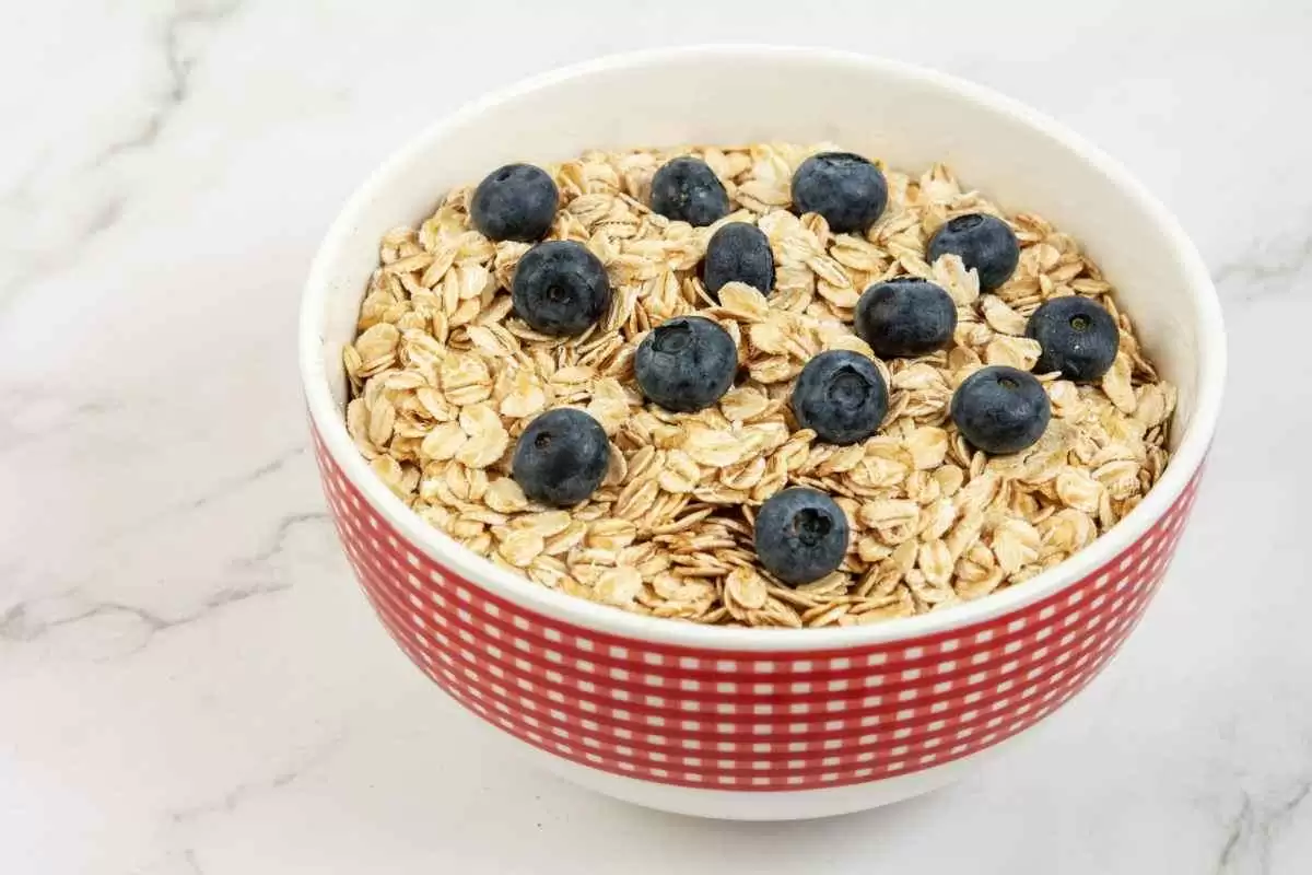 New Map of Oat Genome Offers Rich Insights and Potential Breakthroughs - Dry and fresh oatmeal with blueberries in the bowl. Image: CC BY 2.0--wuestenigel