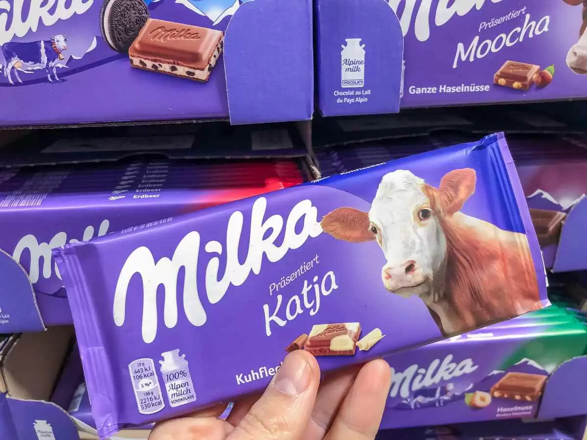 Включи видео милки. Milka Cow 40gr. Шоколад "Milka". Шоколад Милка ведро. Логотип Милка шоколад.