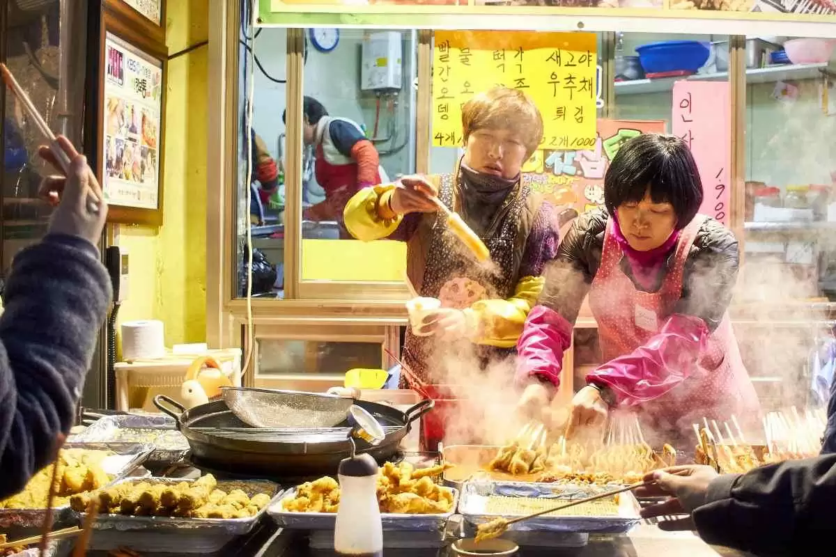 Rates of Self-reported Non-celiac Gluten Sensitivity in the Korean Population - Korean Food Stand. Image: CC BY 3.0--Mathew Schwartz