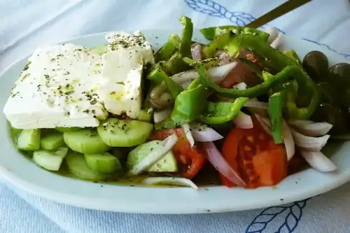 Gluten-Free Greek Salad (Horiatiki Salad) - Greece Food Horiatiki by User:Jpatokal is licensed under CC BY-SA 4.0.