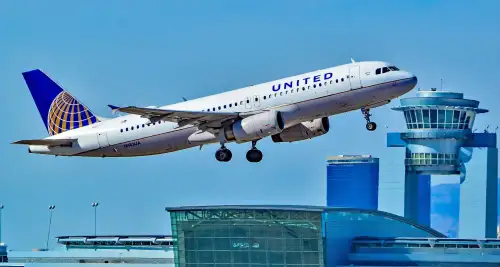 Pilot Files Lawsuit Against United Airlines for Failing to Provide Gluten-Free Meals - N483UA United Airlines 2001 Airbus A320-232 C/N 1586 by TDelCoro is licensed under CC BY-SA 2.0.