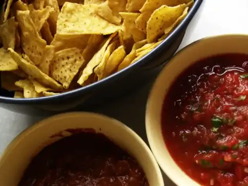 Top 10 Gluten-Free Snacks You Can Find at Any Grocery Store - Chips og salsa by cyclonebill is licensed under CC BY-SA 2.0.