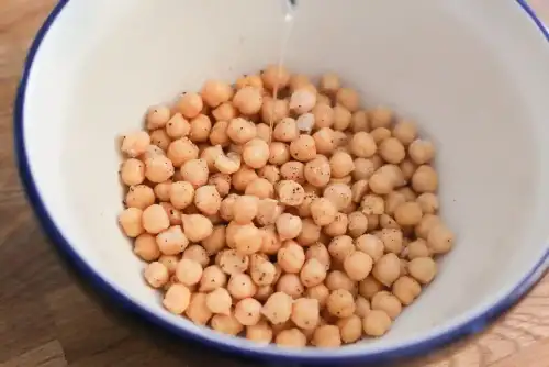 Is Banza Pasta Toxic for Celiacs, or is it Gluten-Free? - rinsed chick peas garbanzo beans in a blue mixing bowl by PersonalCreations.com is licensed under CC BY 2.0.